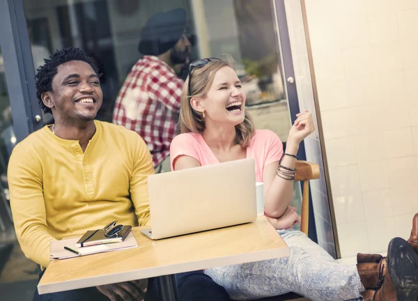 Pessoas em reunião com o conceito de laptop — Fotografia de Stock