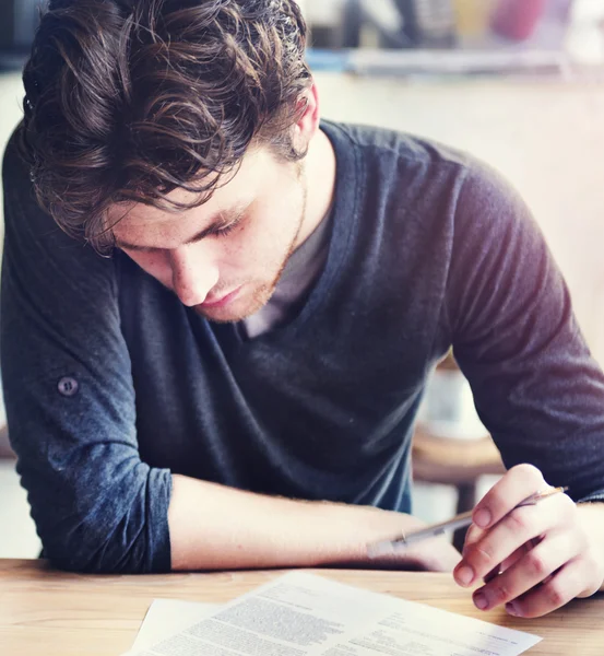 Hombre leyendo y escribiendo concepto de investigación —  Fotos de Stock