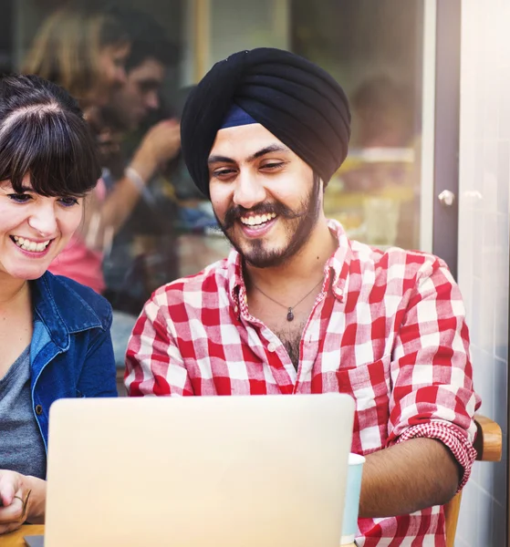 Mensen tijdens vergadering met Laptop Concept — Stockfoto