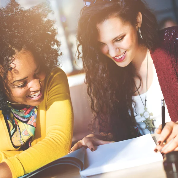 Frauen arbeiten zusammen — Stockfoto