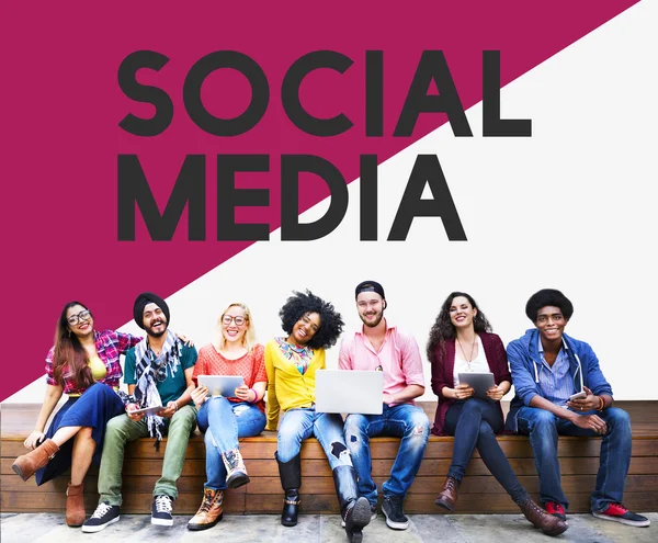 Studenti universitari e social media — Foto Stock