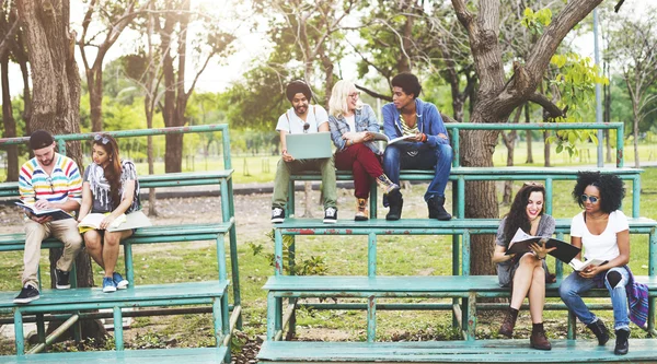 Grupp studenter som studerar — Stockfoto