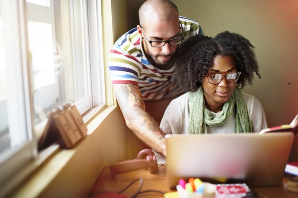 Partner con laptop Concetto — Foto Stock