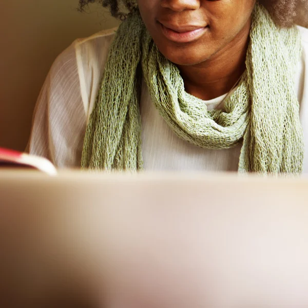 Mujer conectando concepto de computadora —  Fotos de Stock