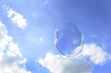Mavi gökyüzü balon havada