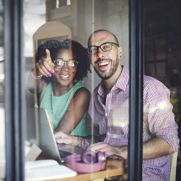 Femme et homme travaillant — Photo