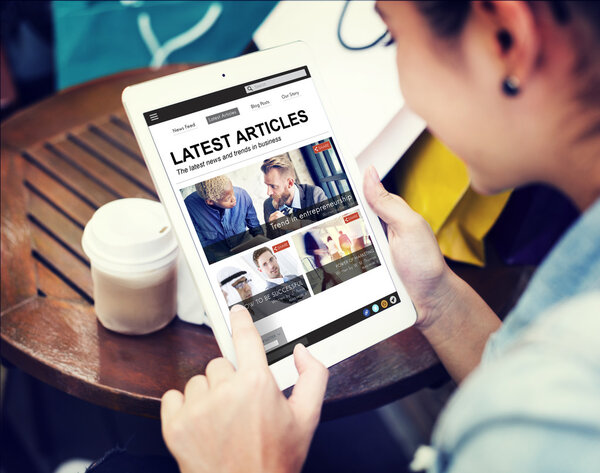 Женщина с помощью планшета
