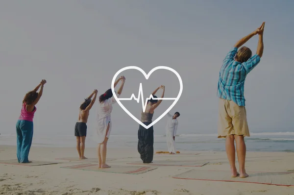 Personas haciendo ejercicio de yoga — Foto de Stock