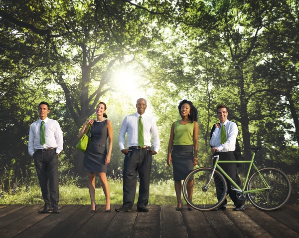 Group of business people standing outdoors — Stockfoto