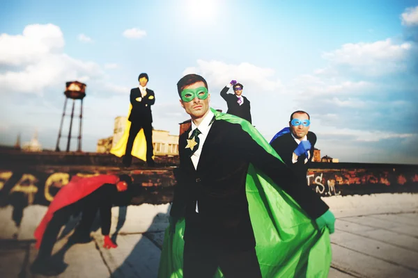 Geschäftsleute in Superheldenkostümen — Stockfoto