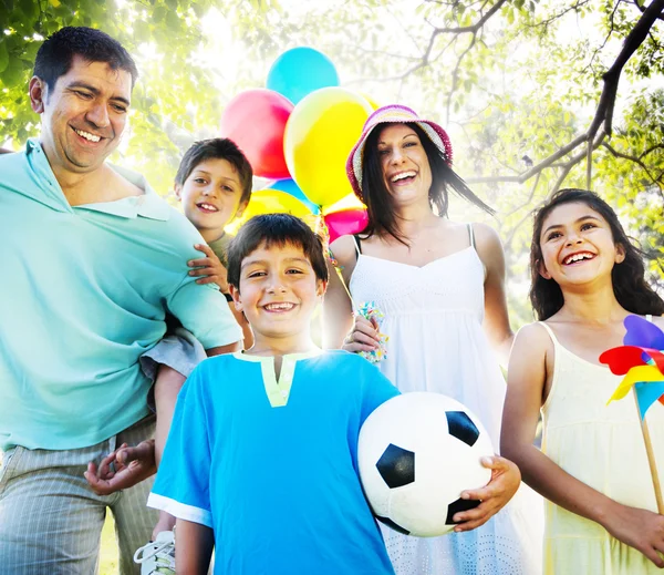 Familia feliz juntos al aire libre — Foto de Stock