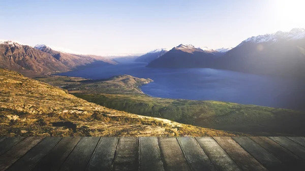 Lac tranquille dans les montagnes — Photo