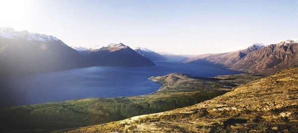 Lago tranquilo nas montanhas — Fotografia de Stock