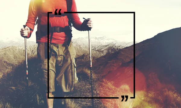 Człowiek piesze wycieczki w góry — Zdjęcie stockowe
