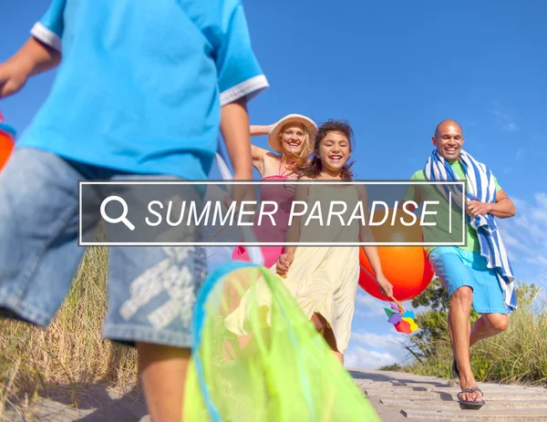 Bella famiglia andare in spiaggia — Foto Stock