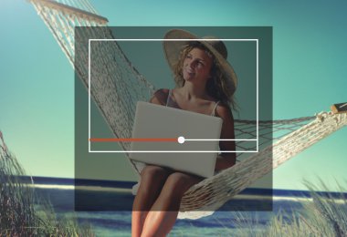 Dizüstü bilgisayar kullanan kadın