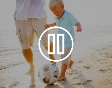 Baba oğul futbol oynuyor.