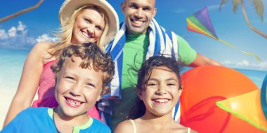 Açık havada çocuklu oynarken aile