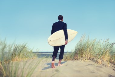 Surfboard ile yalnız iş adamı 