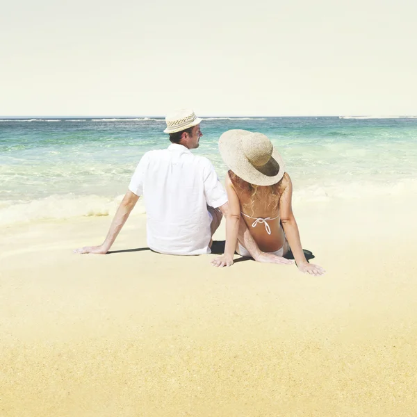 Paar sitzt am Strand — Stockfoto