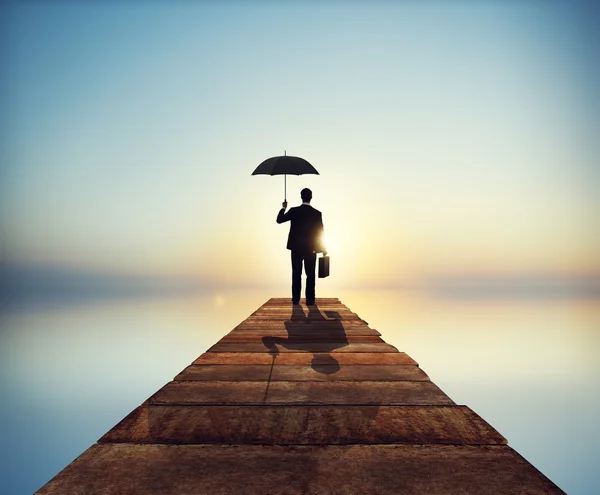 立っている傘を持ったビジネスマン — ストック写真