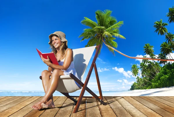 Mulher em férias livro de leitura — Fotografia de Stock