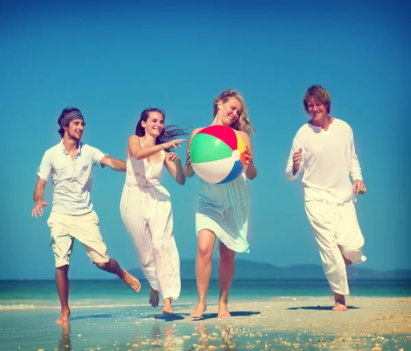 Two couples relaxing on the beach — Stock Photo, Image