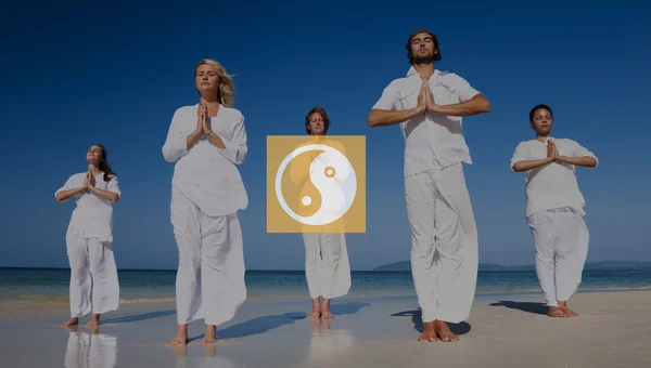 Люди медитируют на пляже — стоковое фото
