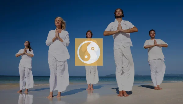 Gente meditando en la playa — Foto de Stock