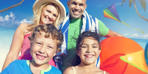 Família brincando ao ar livre com crianças — Fotografia de Stock