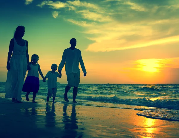 Família caminhando na praia — Fotografia de Stock