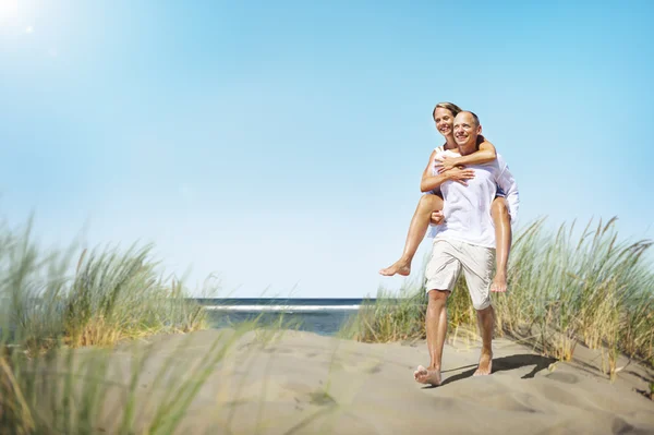 Pareja encantadora en la playa —  Fotos de Stock