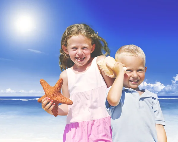 Glückliche Kinder, die zusammen spielen — Stockfoto