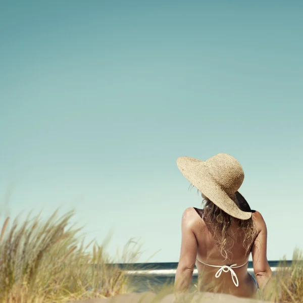 Donna prendere il sole sulla spiaggia — Foto Stock