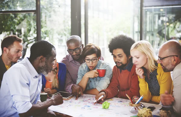 Conceito de encontro de pessoas com comunicação social — Fotografia de Stock