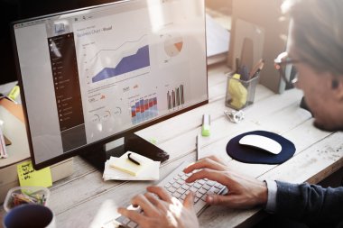İş adamı kontrol paneli ile çalışma