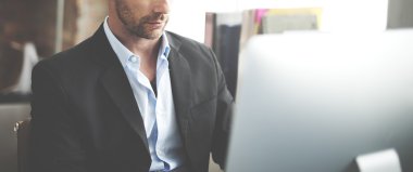 İşadamı bilgisayarda analiz eder.