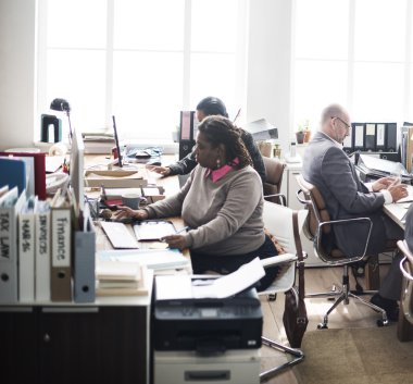 Ofiste çalışan iş ekibi.