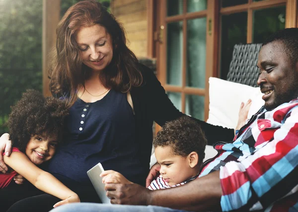 Familie entspannt zusammen — Stockfoto