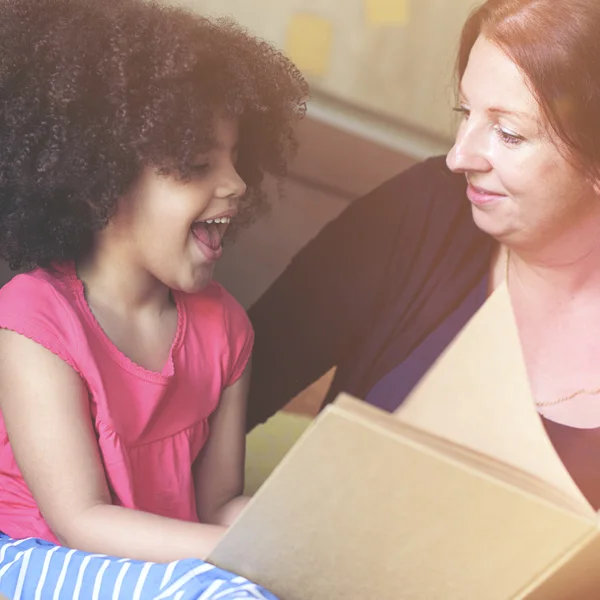 Madre con hija pequeña — Foto de Stock