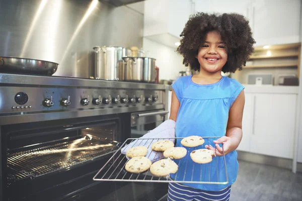 Klein meisje koken — Stockfoto