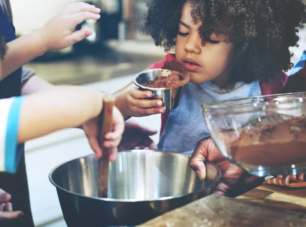 Felice cucina familiare — Foto Stock