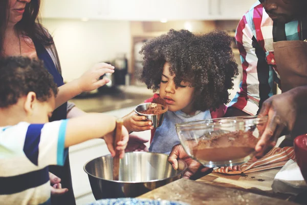 Família feliz cozinhar — Fotografia de Stock