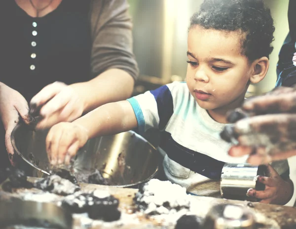 Felice cucina familiare — Foto Stock