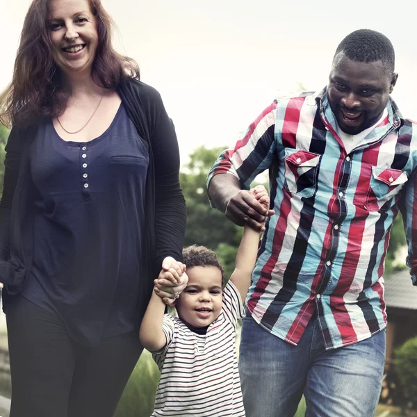 Familie ontspannen samen — Stockfoto