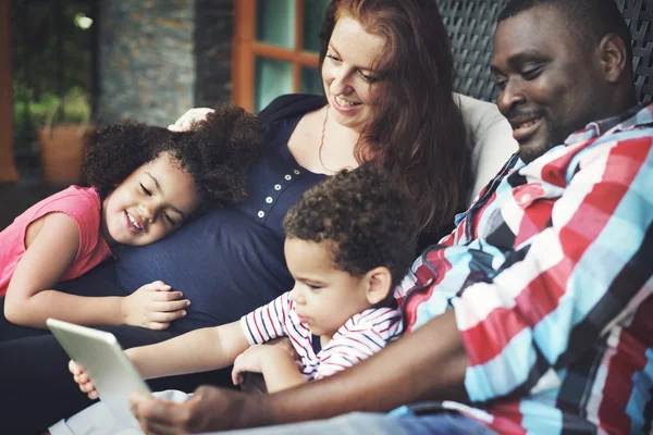 Familia relajándose juntos — Foto de Stock