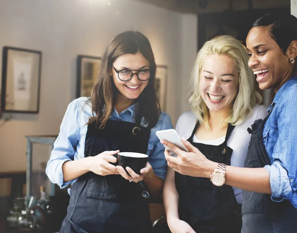 Amigos hablando y tomando café — Foto de Stock