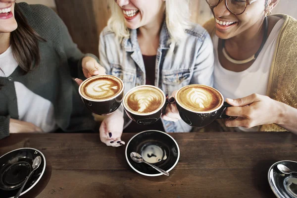 Mulheres bebendo café — Fotografia de Stock