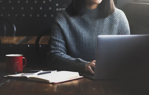 Frau arbeitet am Laptop — Stockfoto