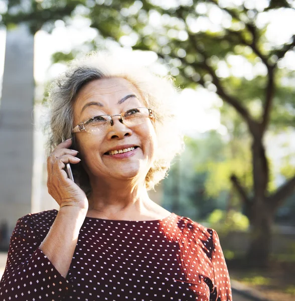 Frau mit digitalem Smartphone-Gerätekonzept — Stockfoto